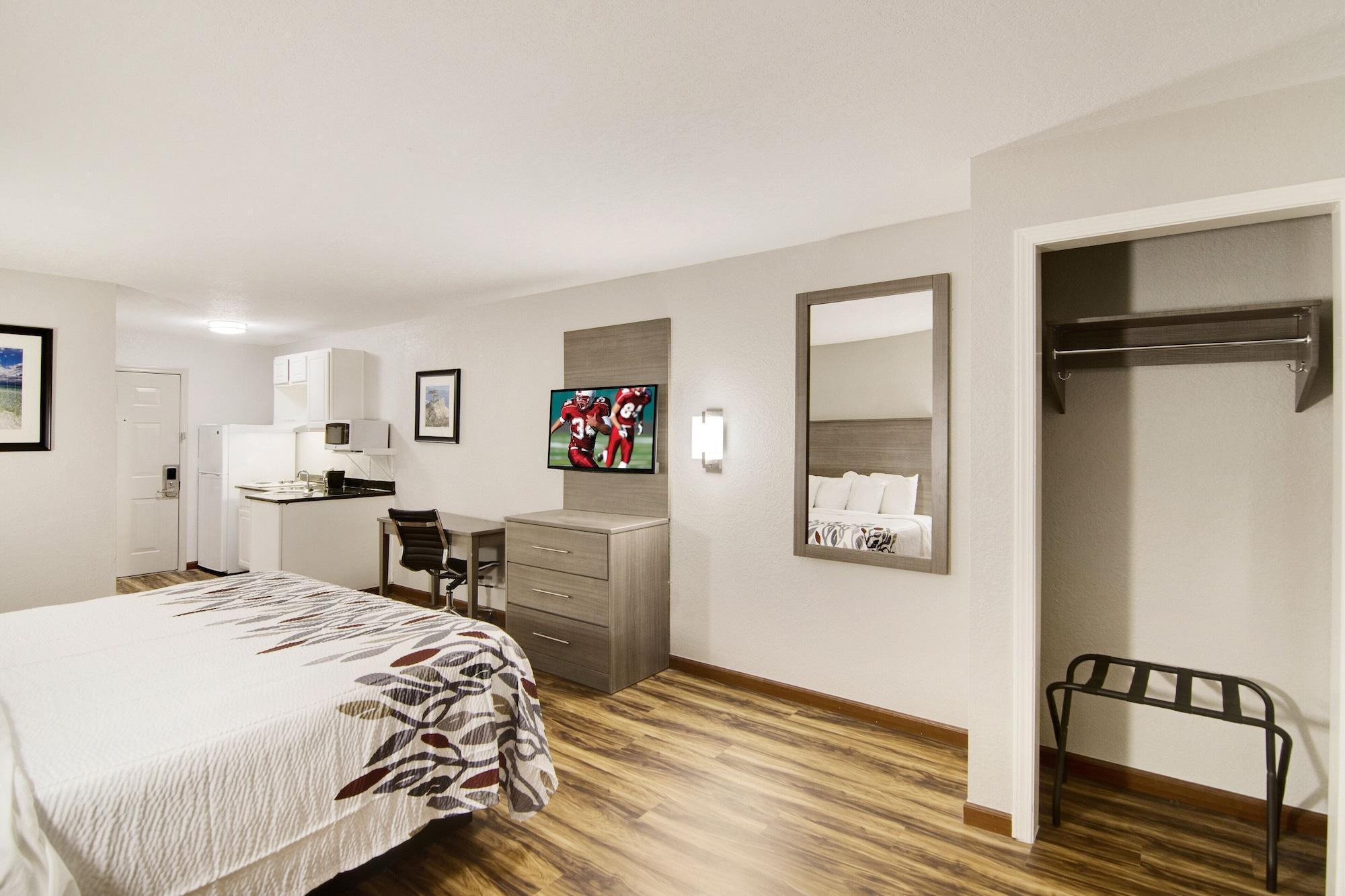 Red Roof Inn & Suites Pensacola-Nas Corry Beach Haven Extérieur photo