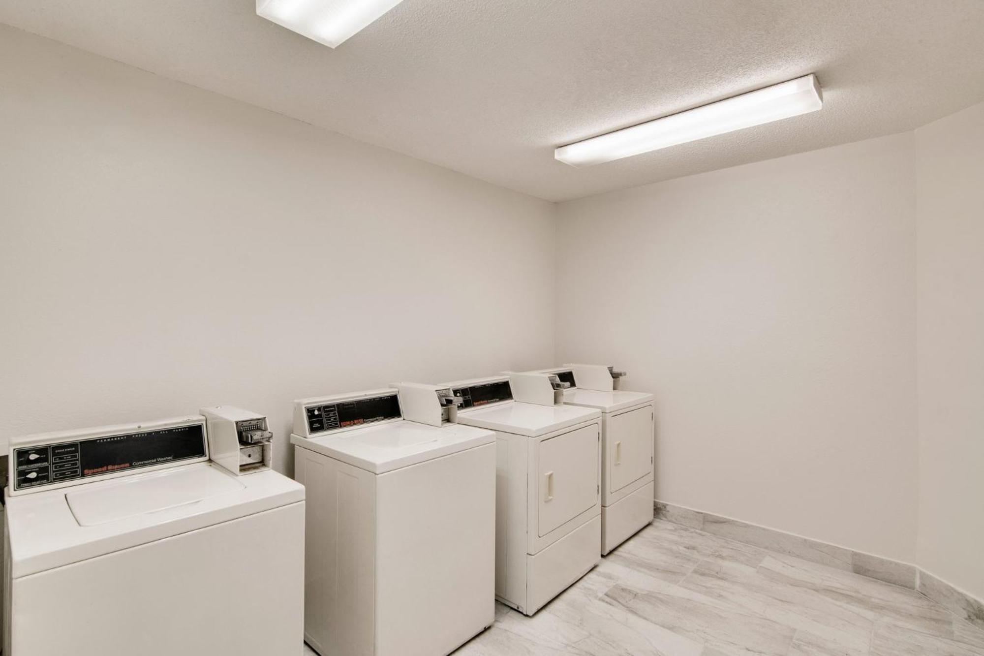 Red Roof Inn & Suites Pensacola-Nas Corry Beach Haven Extérieur photo